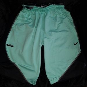 Nike drifit. Lebron edition